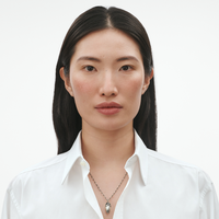 Georg Jensen Heritage 2026 sølvvedhæng båret på model