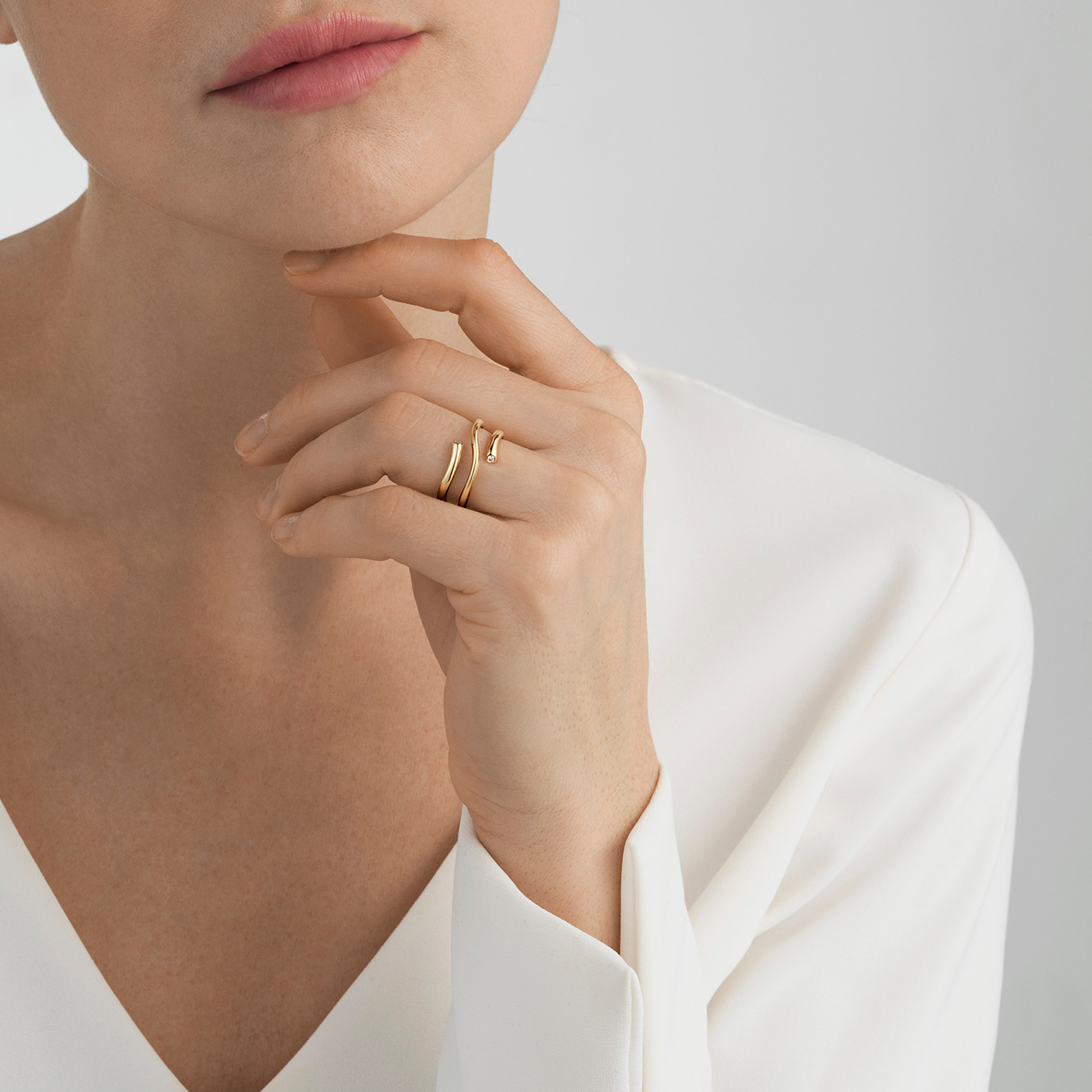 Georg Jensen Magic ring i 18 karat guld med to brillanter på hånd