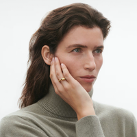 Georg Jensen Mercy lille ring i 18 karat guld båret på hånd