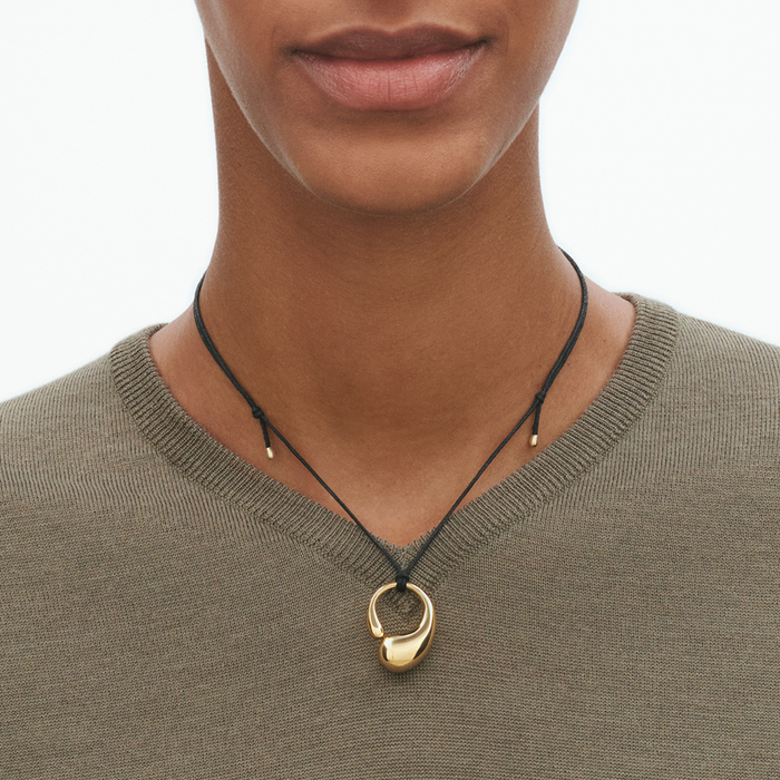 Nærbillede af Georg Jensen Mercy medium vedhæng i 18 karat guld på sort snor