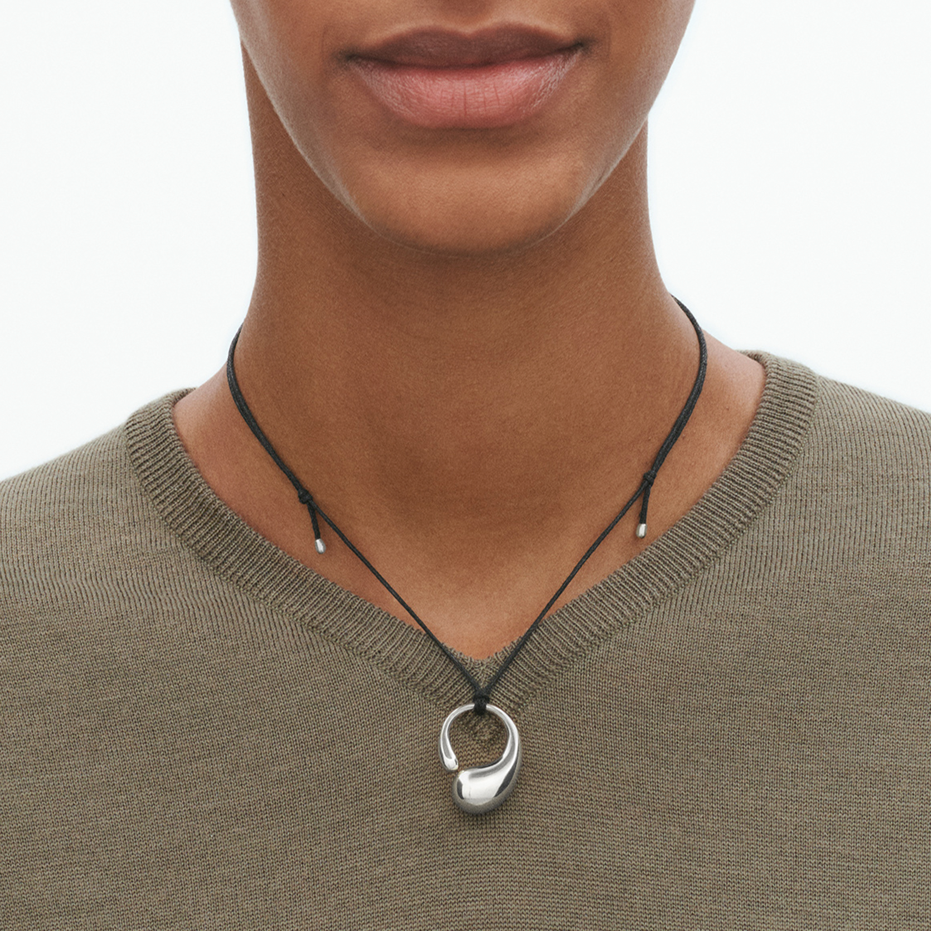Detaljebillede af Georg Jensen Mercy Medium vedhæng i 925 sterlingsølv