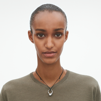 Georg Jensen Mercy Medium vedhæng i sterlingsølv båret på sort snor