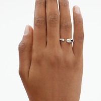 Georg Jensen Mercy mini ring i 925 sterlingsølv båret på hånd
