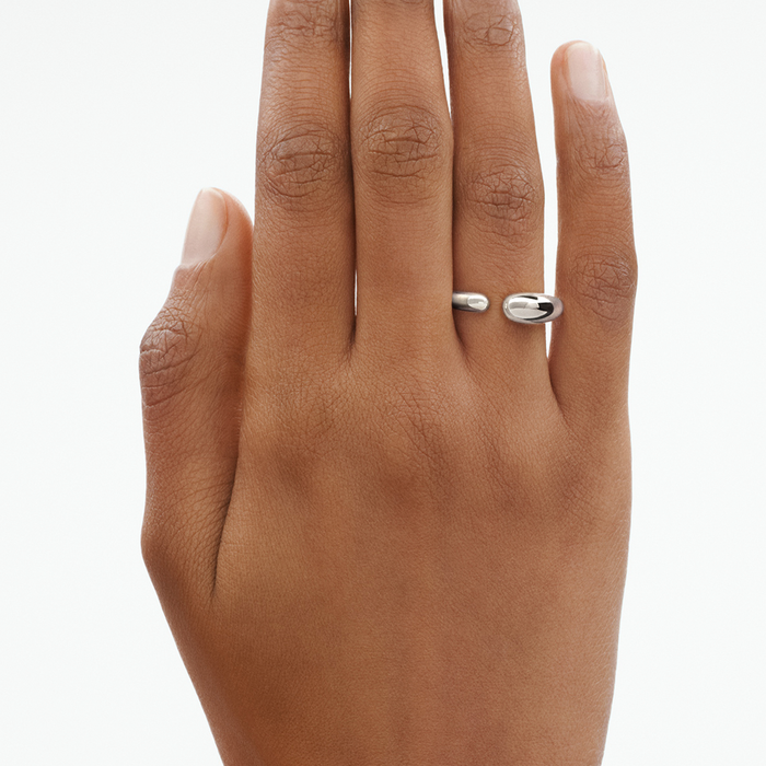 Georg Jensen Mercy mini ring i 925 sterlingsølv båret på hånd