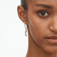 Detaljebillede af Georg Jensen Mercy øreringe i 18 karat guld med diamanter