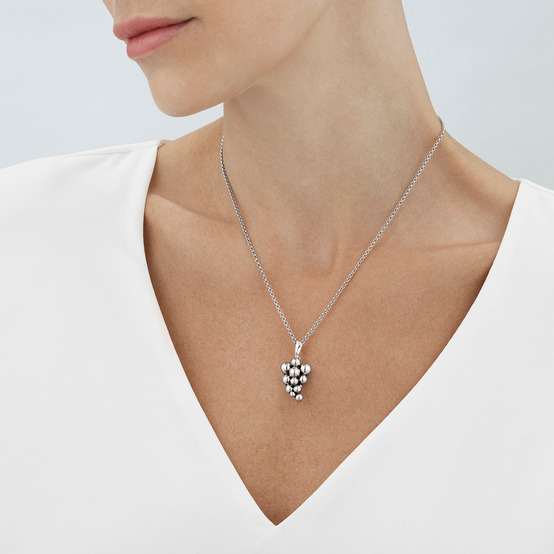 Georg Jensen Moonlight Grapes halskæde i 925 sterlingsølv båret på model