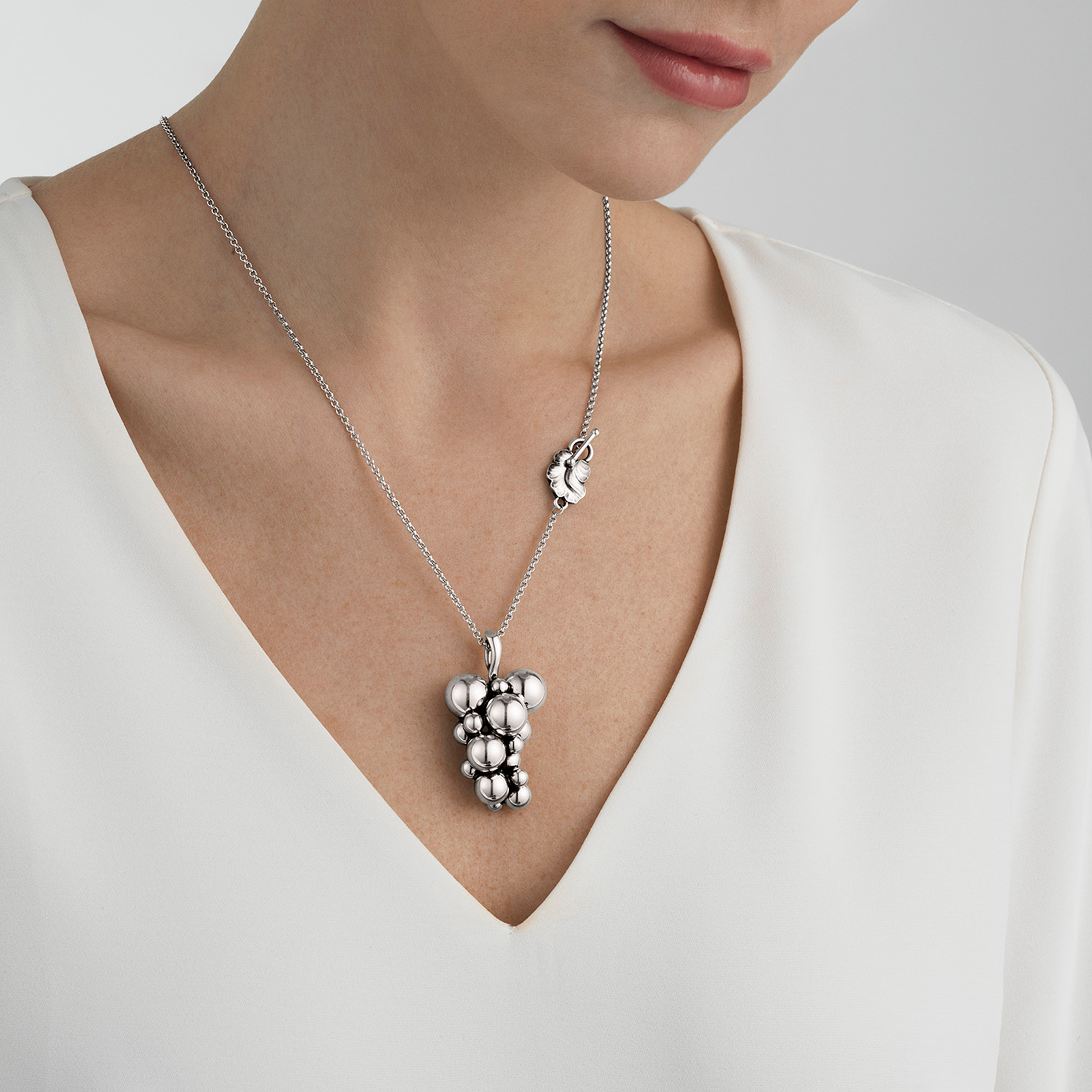 Georg Jensen Moonlight Grapes sølvhalskæde båret på model med vedhæng