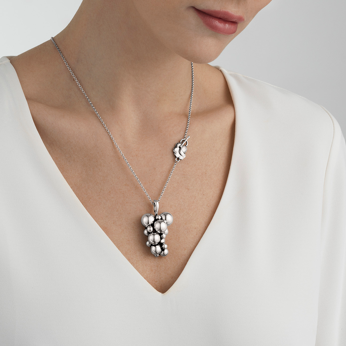 Georg Jensen Moonlight Grapes sølvhalskæde båret på model med vedhæng