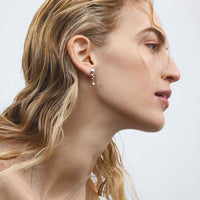 Georg Jensen Moonlight Grapes øreringe i sølv, på model