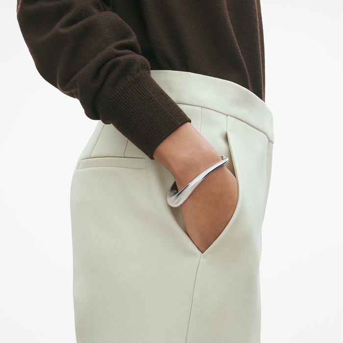 Georg Jensen Offspring armring i 925 sterlingsølv båret på håndled i hverdagsstil
