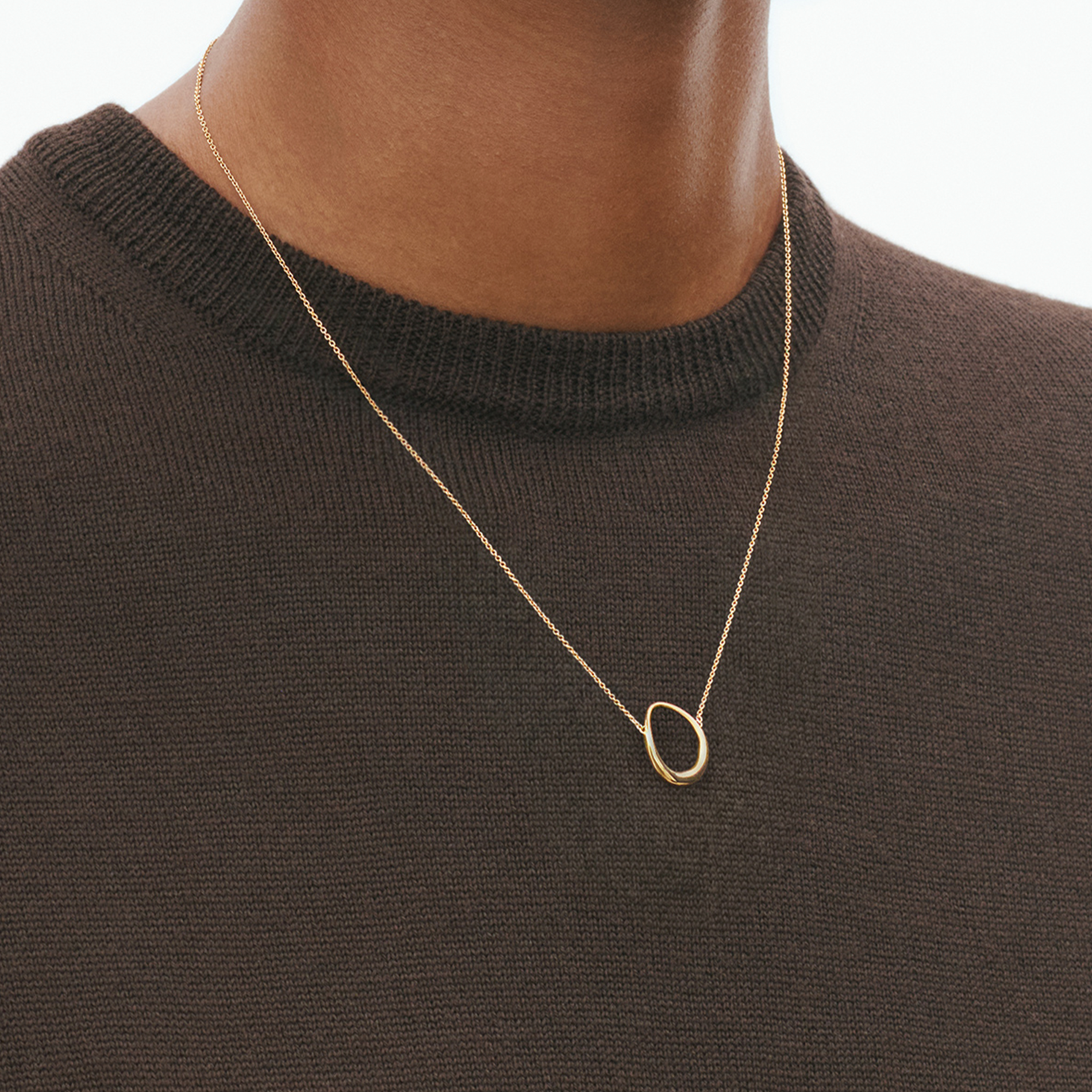 Georg Jensen Offspring ekstra lille vedhæng i 18 karat guld båret om hals