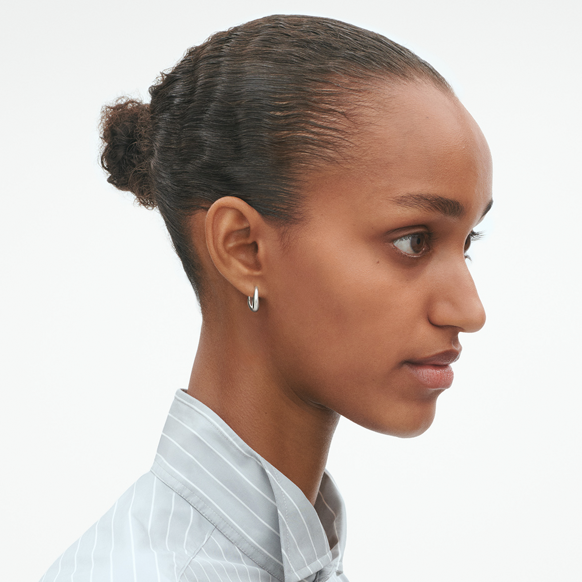 Georg Jensen Offspring medium øreringe i sølv med elegant dråbeform