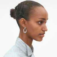 Georg Jensen Offspring medium øreringe i sølv med diamanter båret på øret