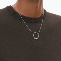 Georg Jensen Offspring medium vedhæng i sterlingsølv båret på kæde