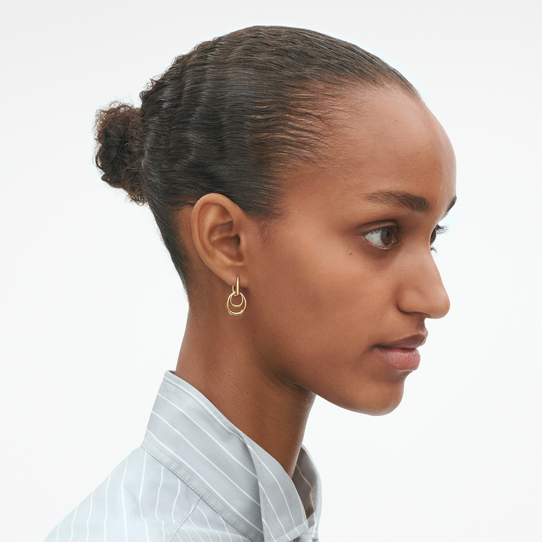 Georg Jensen Offspring små øreringe i 18 karat guld set fra siden