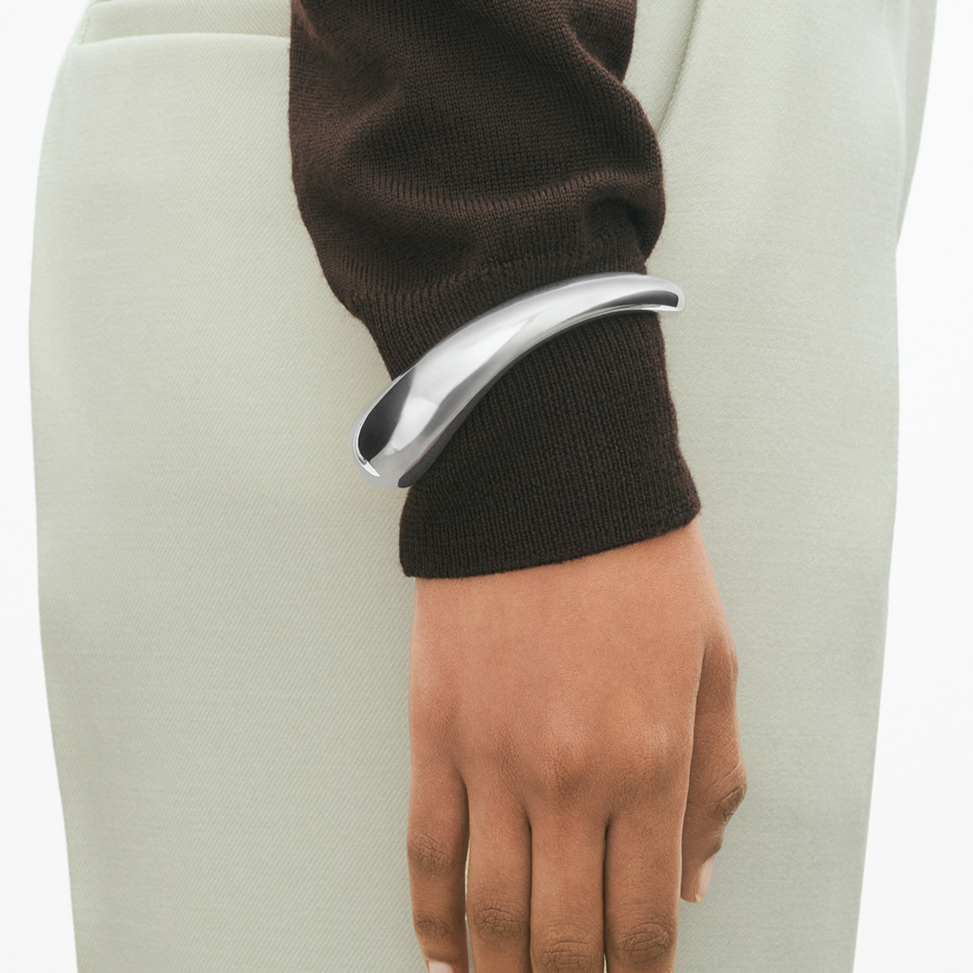 Detalje af Georg Jensen Offspring stor armring i poleret 925 sterlingsølv