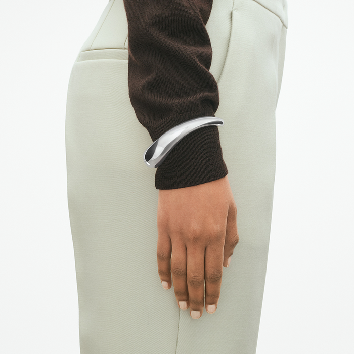Georg Jensen Offspring stor armring i 925 sterlingsølv båret på håndled
