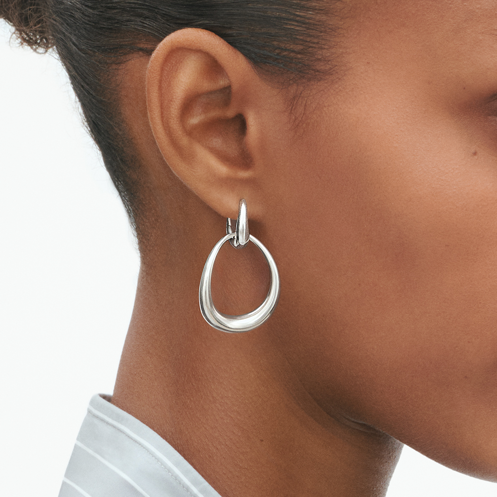 Georg Jensen Offspring store øreringe i 925 sterlingsølv båret med én ring