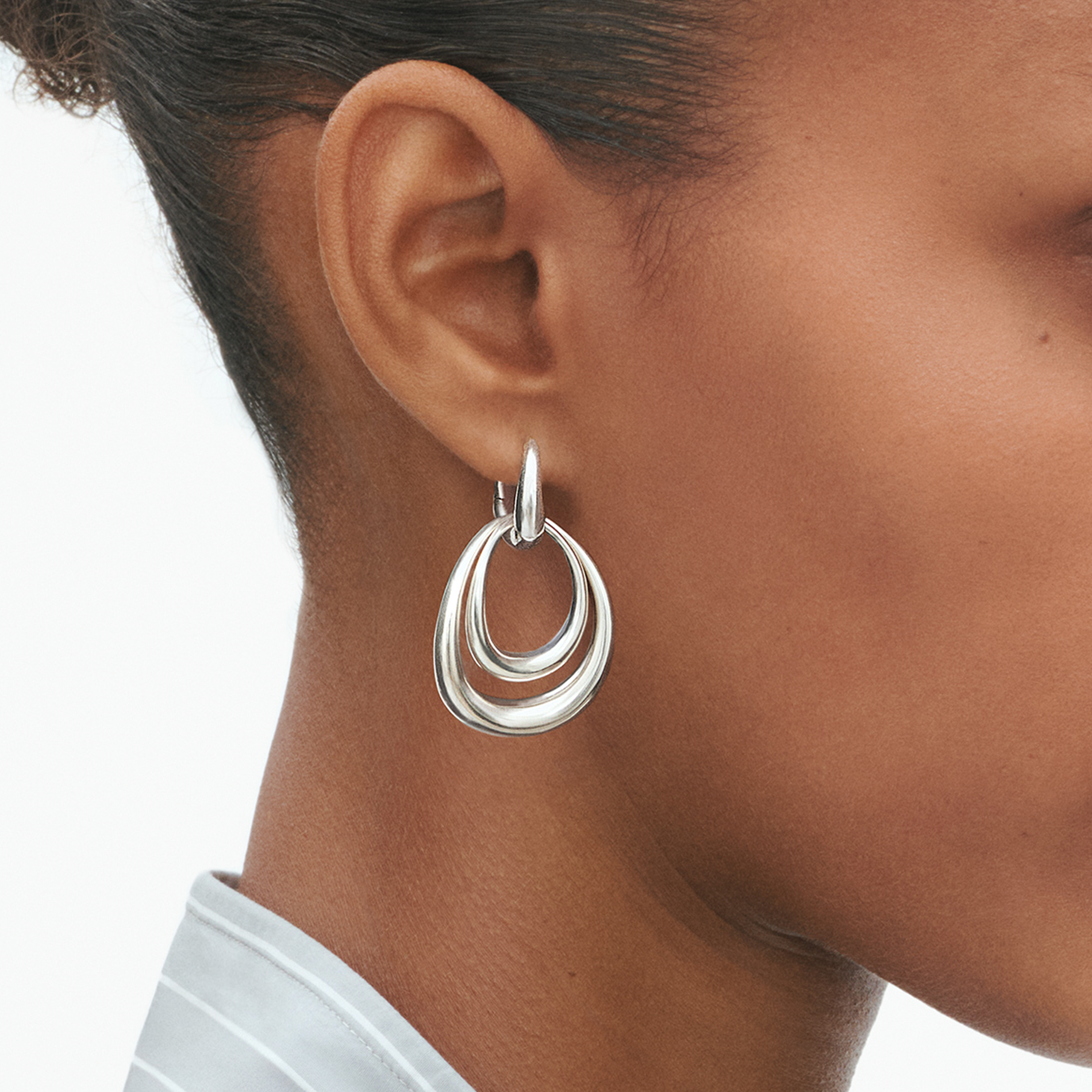 Georg Jensen Offspring store øreringe i sterlingsølv båret med tre ringe