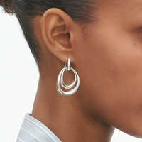 Georg Jensen Offspring store øreringe i sterlingsølv båret med tre ringe