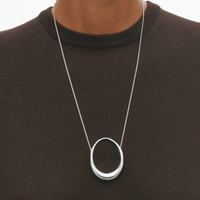Georg Jensen Offspring stort vedhæng i sterlingsølv båret på lang kæde