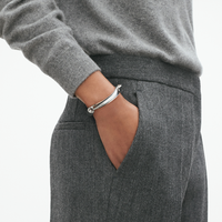 Georg Jensen Reflect armring i sterlingsølv båret på håndled