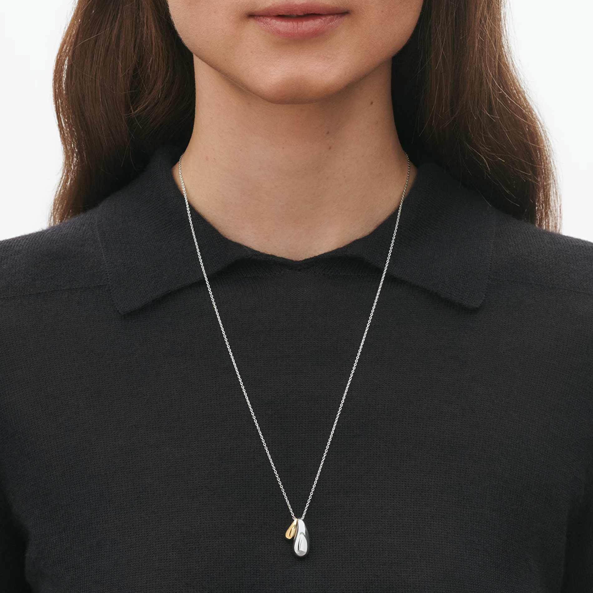 Detalje af Georg Jensen Reflect dobbeltvedhæng i sølv og 18 karat guld