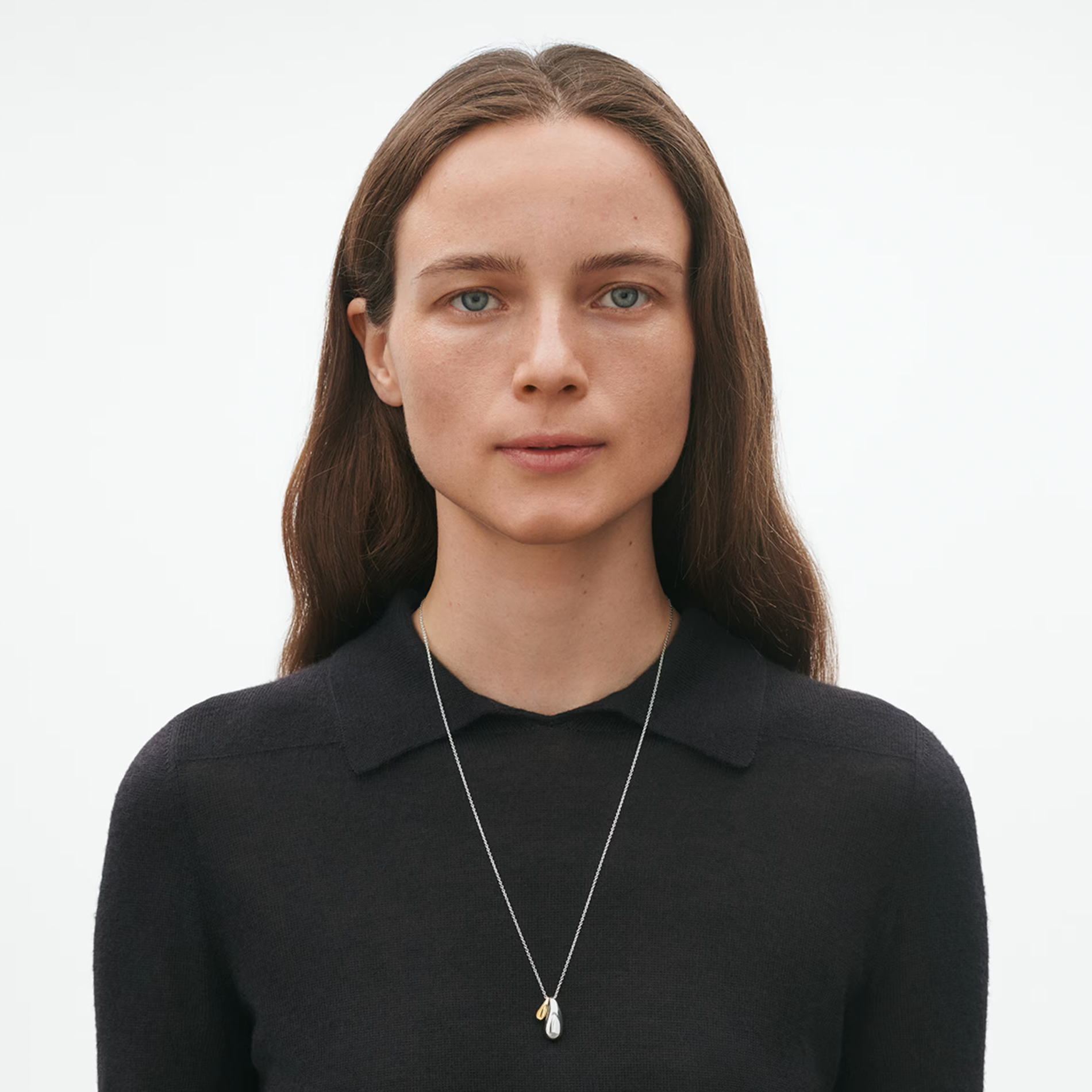 Georg Jensen Reflect halskæde med dobbeltvedhæng i sølv og guld båret på model