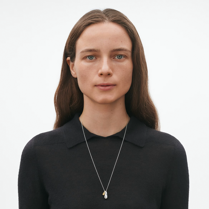 Georg Jensen Reflect halskæde med dobbeltvedhæng i sølv og guld båret på model