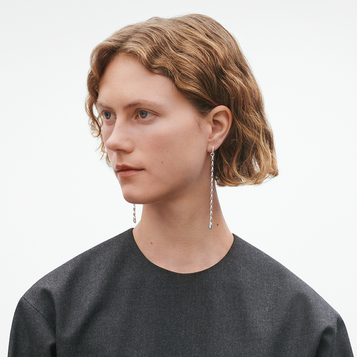Georg Jensen Reflect lange øreringe i sterlingsølv båret på model