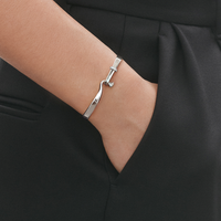 Detalje af Georg Jensen Torun armring i 925 sterlingsølv med pavéindfattede diamanter