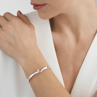 Georg Jensen Torun armring i sterlingsølv med pavéindfattede brillantslebne diamanter på hånd