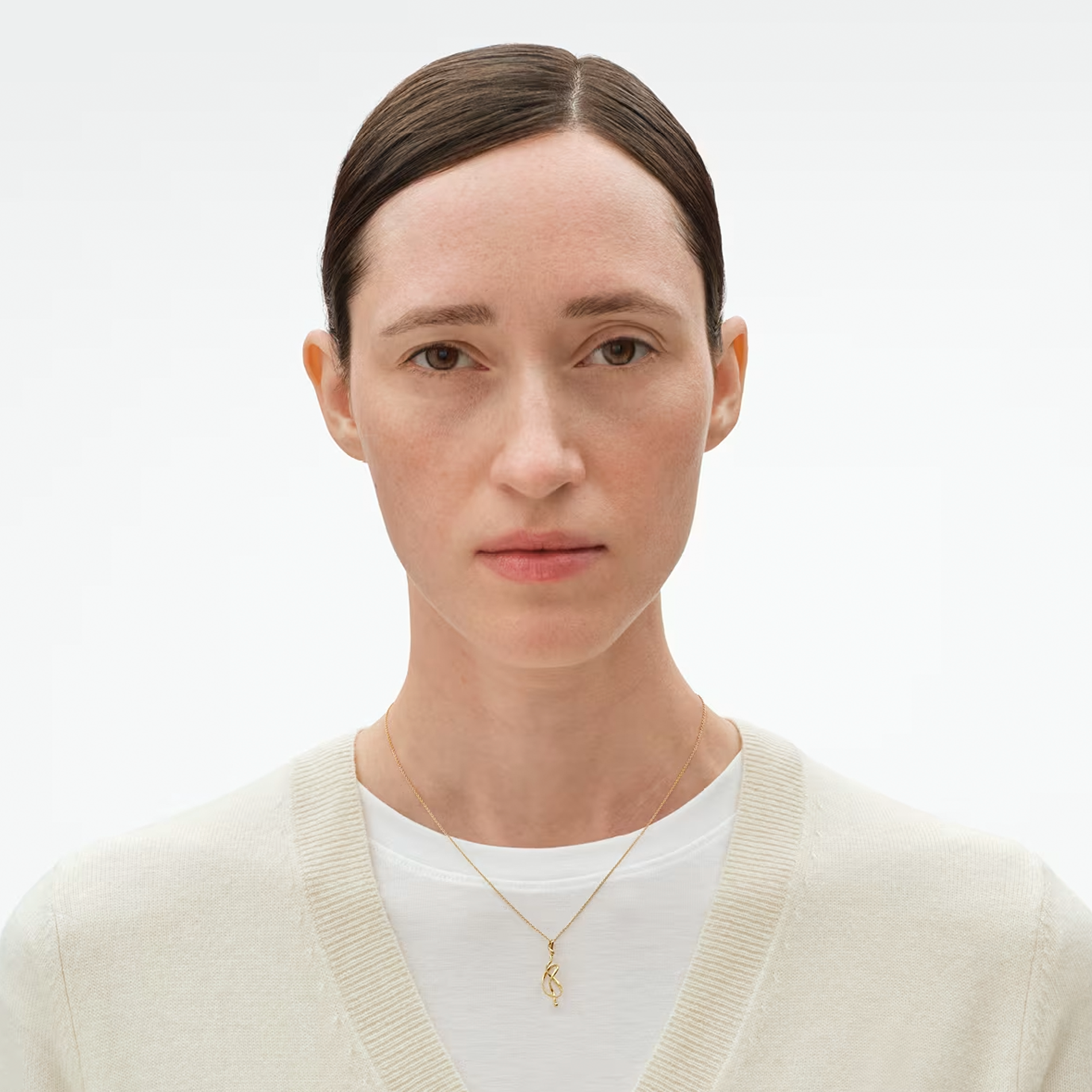 Georg Jensen Torun guldhalskæde med vedhæng båret på model