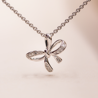 Grace vedhæng i 14 kt. hvidguld med 0,04 ct. diamanter – front