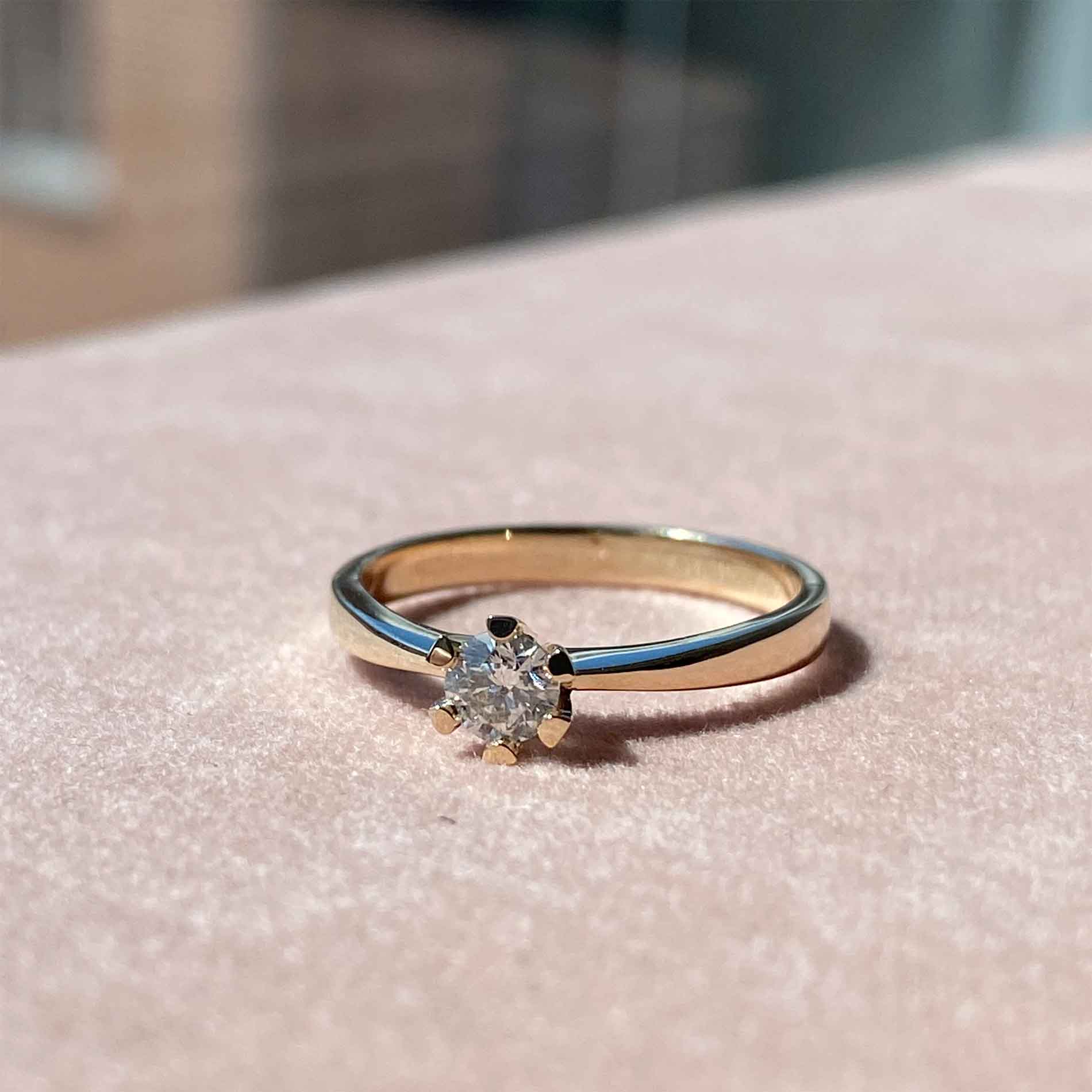 Solitaire diamantring i 8 karat guld med 0,20 carat diamant