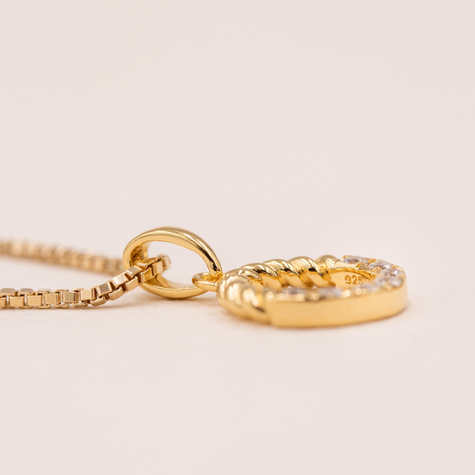 Sideprofil af Halo Twist vedhæng i forgyldt sølv med poleret overflade