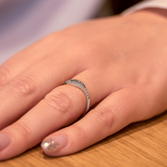18kt hvidguldsring med elegant buet diamantdesign