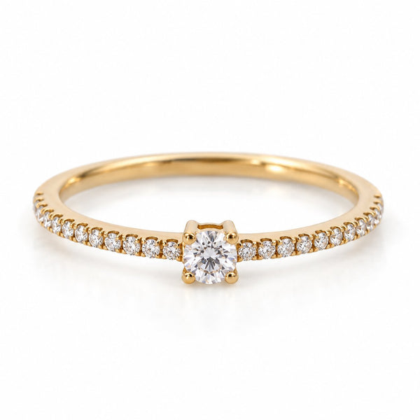 Infinity ring i 18 karat guld med solitærdiamant og diamanter i skinnen, i alt 0,21 carat, hvid baggrund