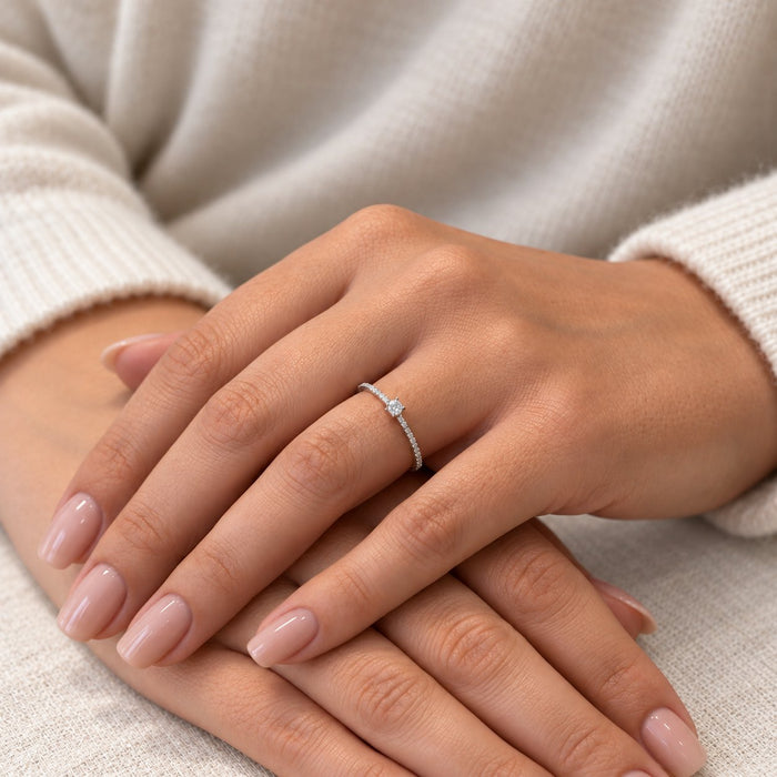 Kvinde bærer Infinity ring i hvidguld med diamanter