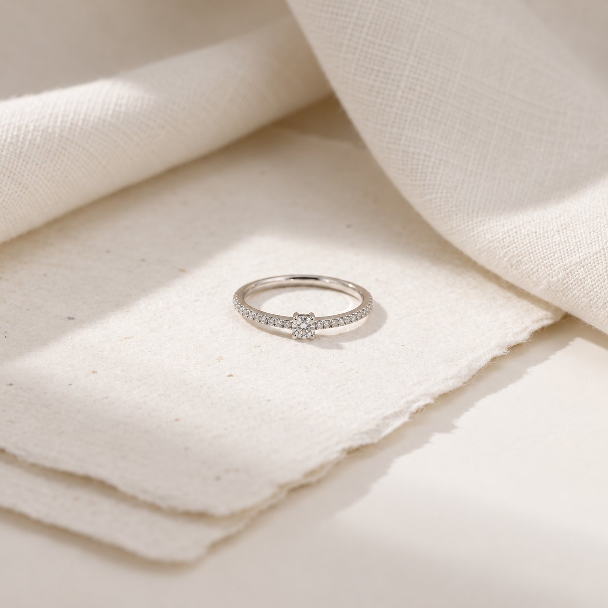 Infinity ring i hvidguld med 0,21 carat diamanter på hvidt papir