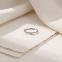 Infinity ring i hvidguld med 0,21 carat diamanter på hvidt papir