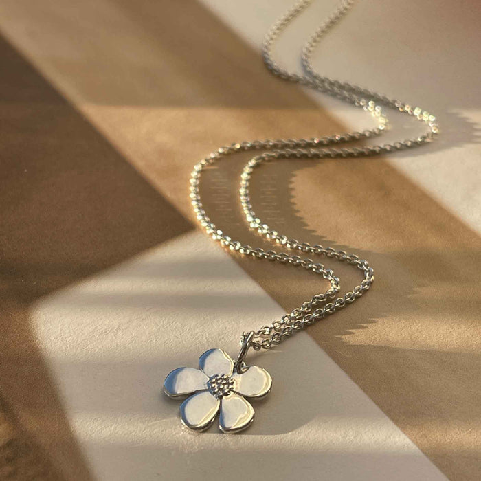 Sølv halskæde med blomster vedhæng fra Izabel Camille