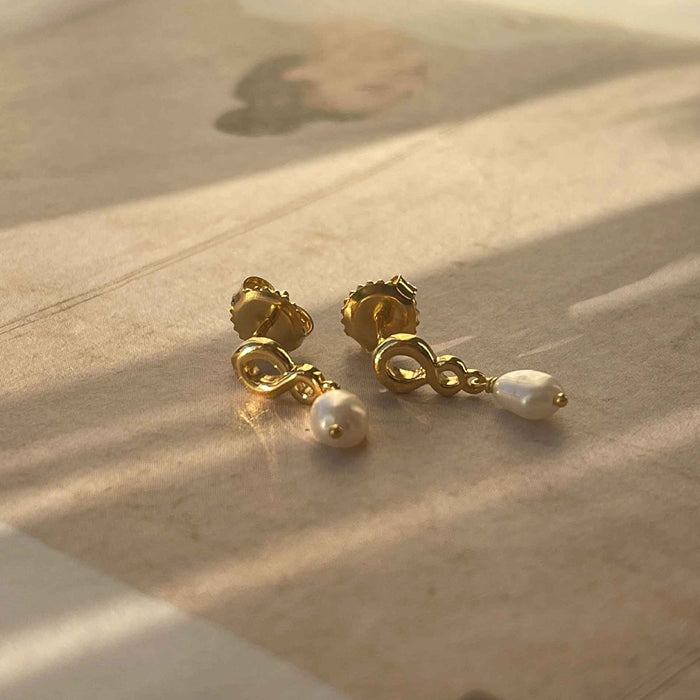 Forgyldte ørestikker fra Izabel Camille med hvide perler