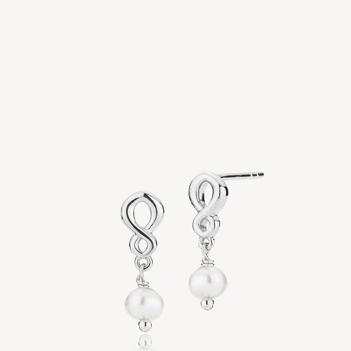 Sølv ørestikker med hvide perler fra Izabel Camille