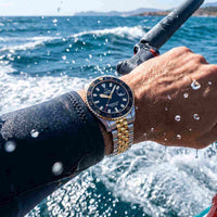 Jaguar Diver Ceramic tofarvet herreur båret på håndleddet på havet