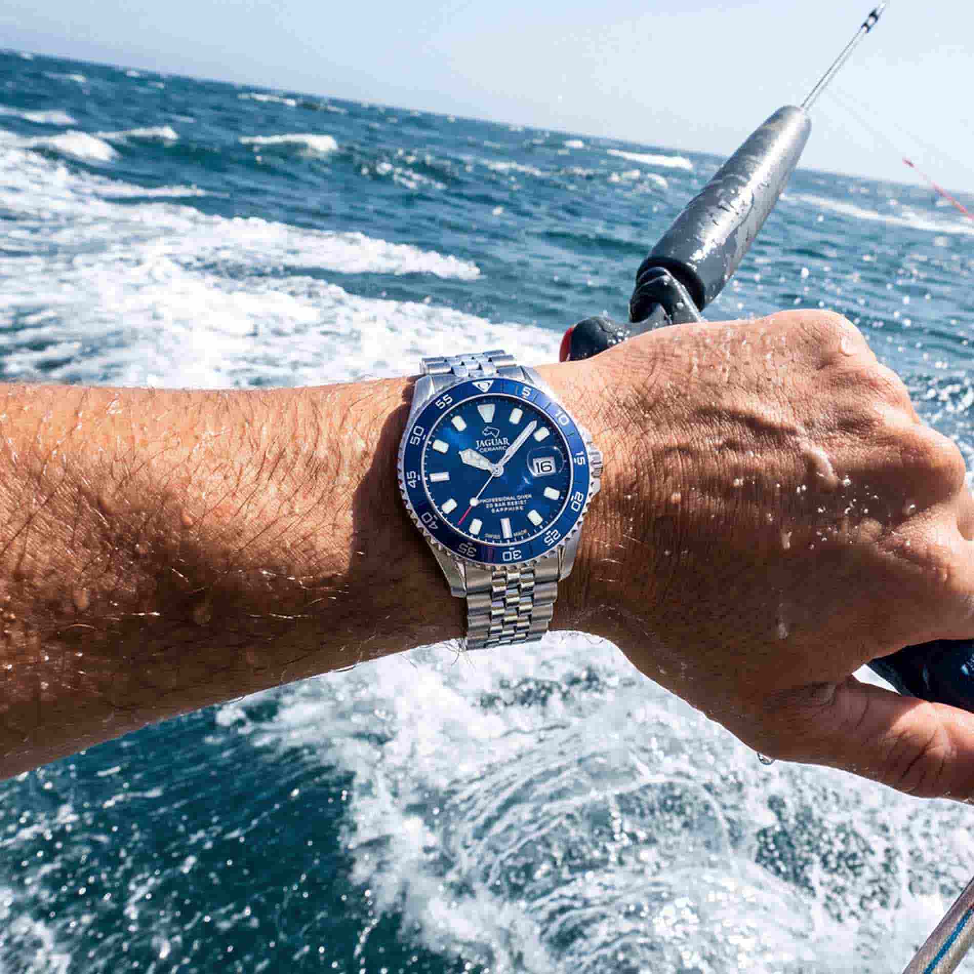 Jaguar Diver Ceramic J1054/2 med blå urskive båret på håndleddet på havet