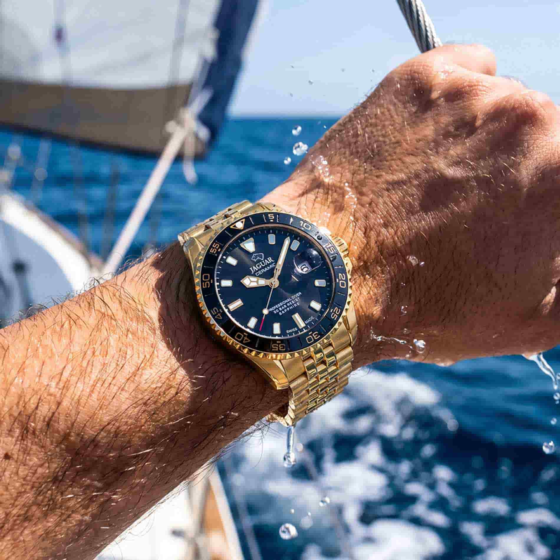 Jaguar Diver Ceramic guldfarvet herreur båret på håndleddet på en sejlbåd