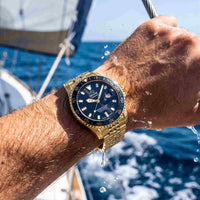 Jaguar Diver Ceramic guldfarvet herreur båret på håndleddet på en sejlbåd