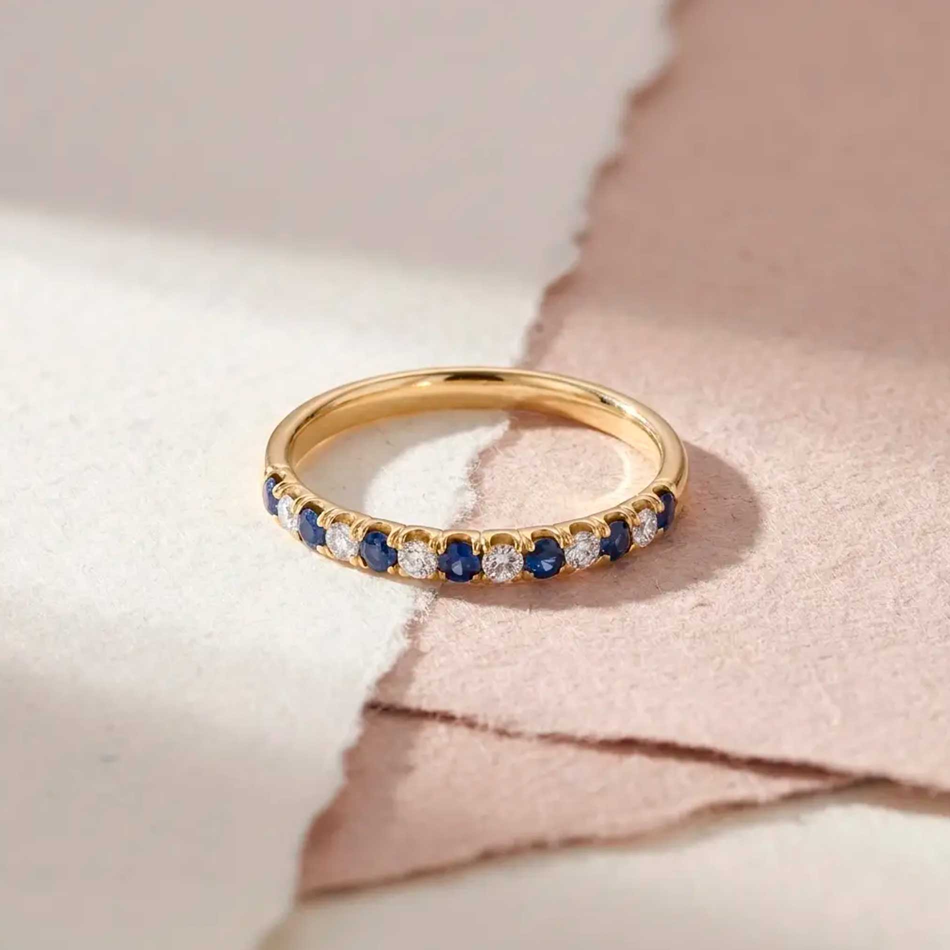 Johannes blå alliancering i 18 karat guld med diamanter og blå safirer