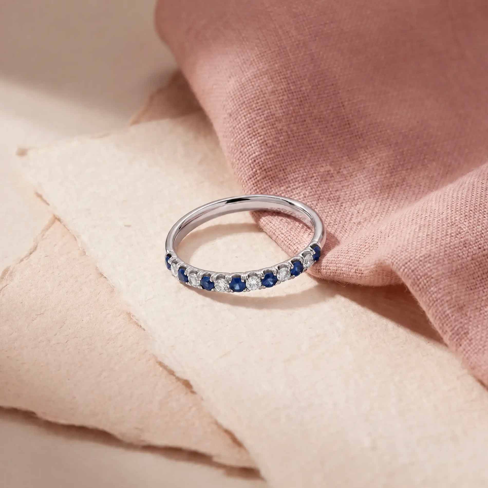 Johannes blå alliancering i 18 karat hvidguld med diamanter og blå safirer